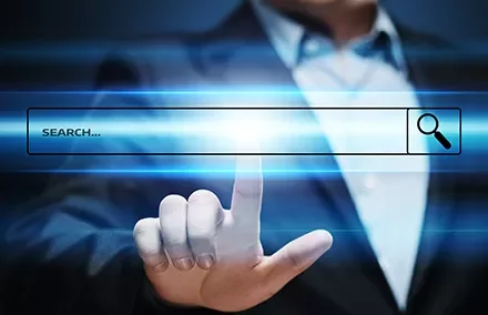 Pessoa tocando em tela de busca virtual com dedo apontado.