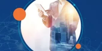 Homem em traje de negócios com tablet e fundo de cidade.