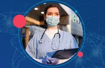 Médica com máscara e estetoscópio, segurando prancheta, em fundo azul com mapa.